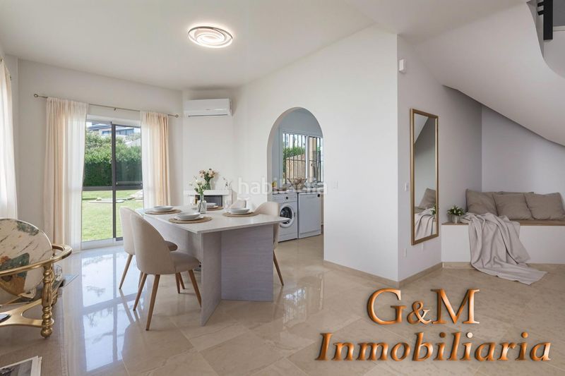 Foto a22419ee-5f26-4f00-97f0-78a4c2b3f270. Casa adossada amb piscina a Cabopino - Artola Marbella