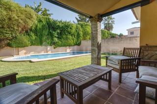 Chalet in Gelves. Exclusivo chalet independiente en urbanización simón verde.