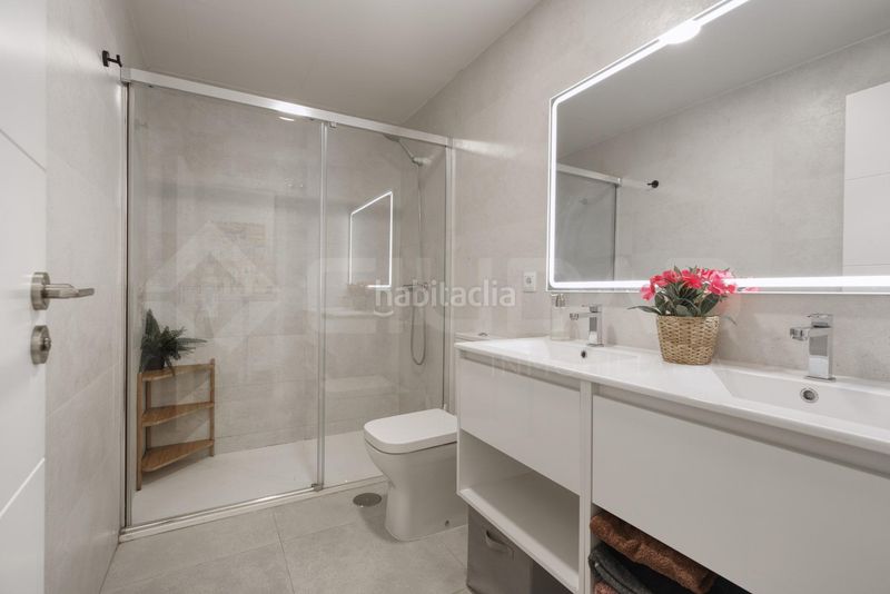 Foto 351fd41a-1268-42e5-845e-a95e726017d0. Pis amb aparcament piscina a Centro Tomares