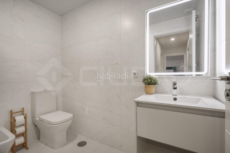 Foto bda66cc3-e36e-42db-b35c-2a6fdf93fce5. Pis amb aparcament piscina a Centro Tomares