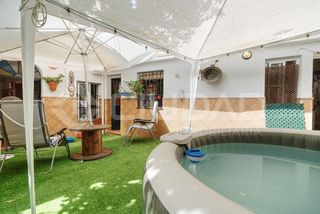 Doppelhaus in Barrio Bajo. Chalet pareado en venta en barrio bajo