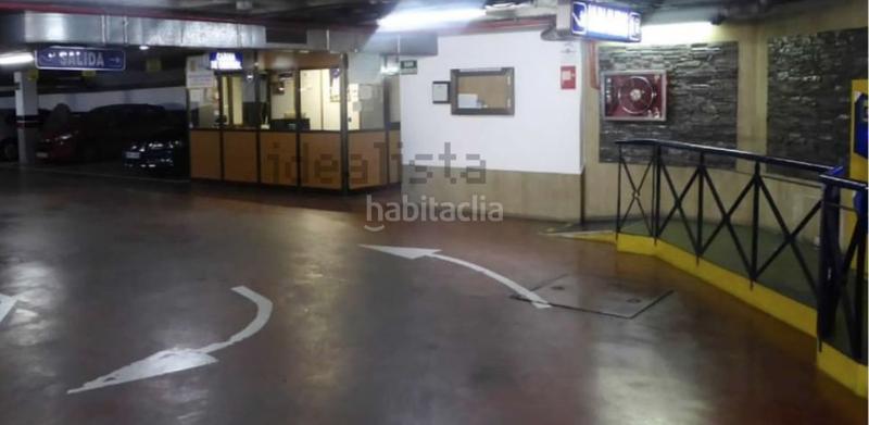 Foto d133a25d-2e7b-44f5-860d-6a59e8312005. Aparcament cotxe a calle castillo de baños de la encina 17c a Sevilla