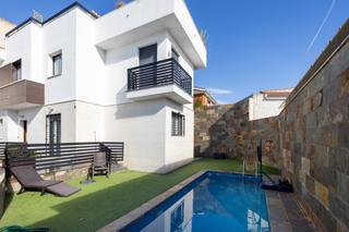 Xalet a Calle milonga 12. Chalet pareado con piscina en huetor vega