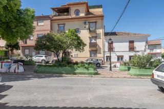 Casa  Calle higueras. Oportunidad en la zubia