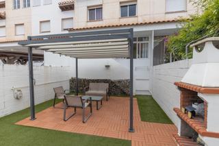 Casa adossada a Calle de los albercones 18. Adosada con patio de 60 m2 en ogijares