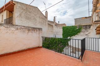 Maison jumelée à Calle del pensamiento 19. Casa en la zubia con patio amplio y terraza