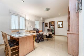 Appartement à Calle agustin lara 5. Piso reformado en vergeles con plaza de garaje