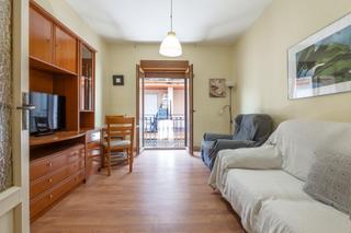Piso  Calle fabrica vieja 13. Céntrico piso en tercera planta de 3 dormitorios, baño y balcón