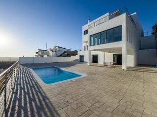 Chalet  Calle cenes de la vega 31. Chalet de diseño con piscina en la zubia