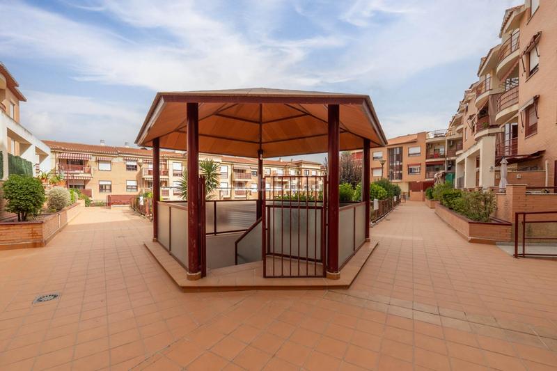 Foto 0f7d0144-db7a-4dd4-9076-f8987a618455. Piso en calle maría zambrano 1 piso con piscina en alhendin en Alhendín