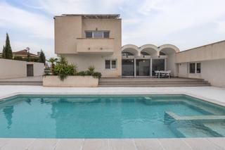 Chalet à Calle cariñena 4. Villa de lujo en viñas del rey