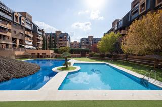 Attique  Aconcagua. Piso con piscina y garaje en zona serrallo