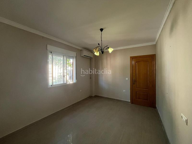 Foto a06e5f5d-1e28-4527-b46d-feb7a4f7733b. Casa en calle calle londres vivienda haciendo esquina en Vegas del Genil