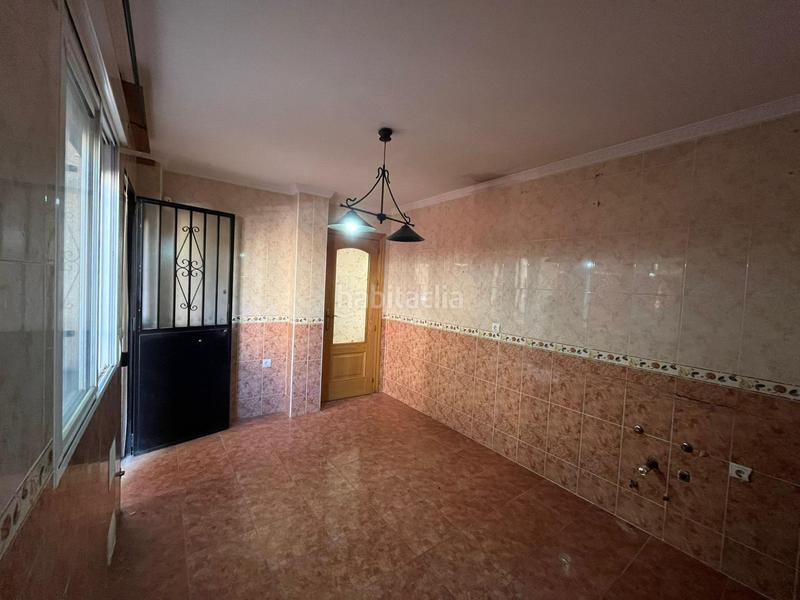 Foto b85244cd-5cb3-45aa-a88f-c873b6df0905. Casa en calle calle londres vivienda haciendo esquina en Vegas del Genil