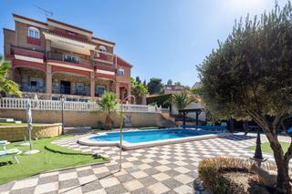 Chalet  Calle abedul. Impresionante villa en urb. los cerezos