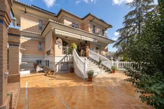 Chalet  Calle rotonda almez 32. Villa de lujo con piscina en urbanización monteluz