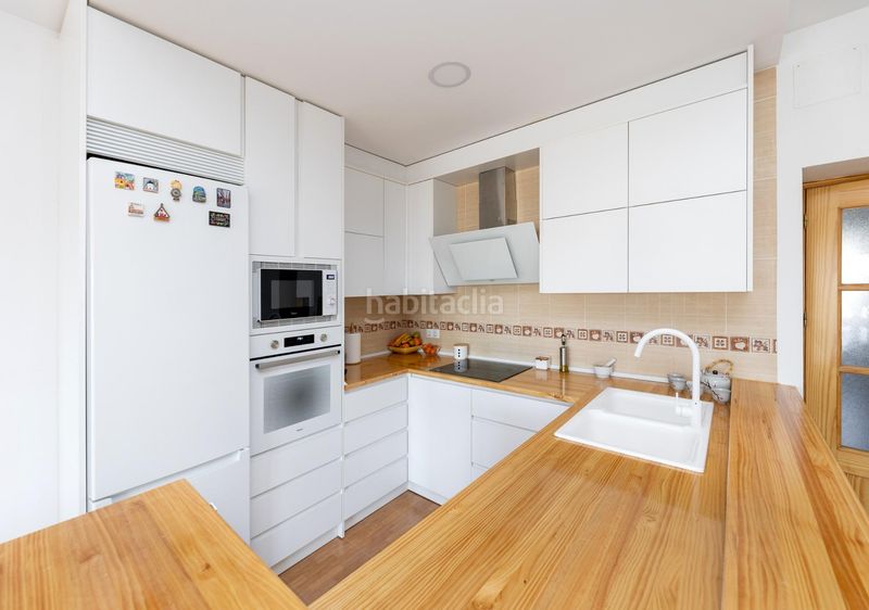 Foto b0a55f64-af2c-4241-b019-ba9719c6b27c. Casa adossada amb aparcament a Láchar