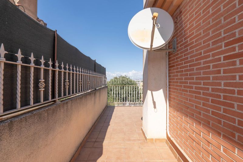 Foto d2b218b0-6cbf-4fdc-9d5f-4c49432947a1. Casa aparellada amb aparcament a Cájar