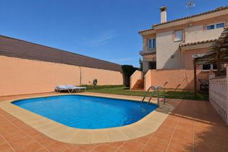 Chalet in Padul. Chalet con piscina en urb. el puntal