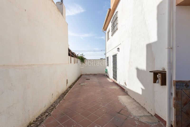 Foto 58e6a03b-e8b6-4d79-ad19-c5d1054e522c. Casa aparellada amb aparcament a Malahá (La)