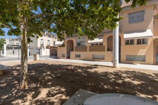 Casa  Calle calle iznájar. Fantástica casa con piscina comunitaria, terraza y garaje