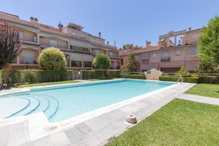 Casa  Calle calle iznájar. Fantástica casa con piscina comunitaria, terraza y garaje