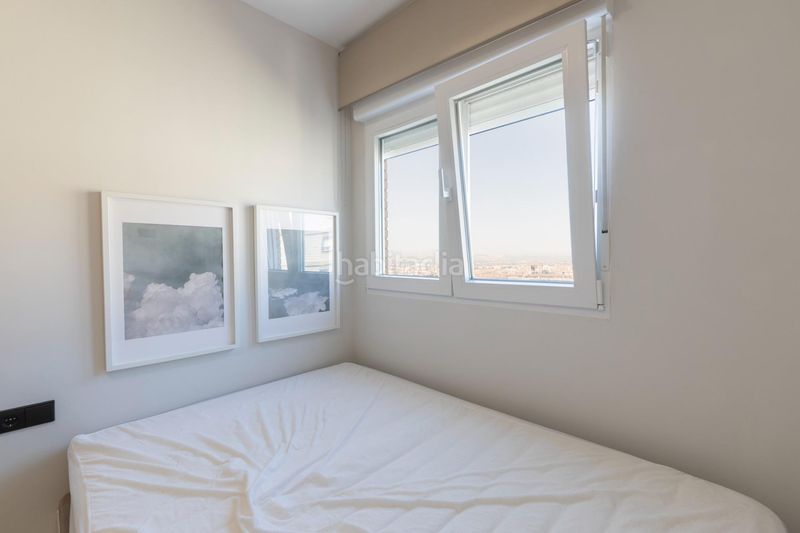 Foto 785bbda6-3db2-4854-8a7b-a0acb0f1095a. Piso  reformado con terraza y vistas a sierra nevada en Granada