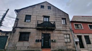 Casa a Esturans 55. Venta de 6 pisos  2 casas en calle esturans vigo pontevedra okup