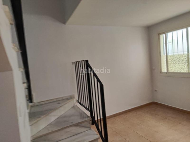 Foto 31a28c0a-9bfd-4a00-8234-7fa2456c8205. Casa adosada vivienda unifamiliar en la línea de la concepción en Línea de la Concepción (La)