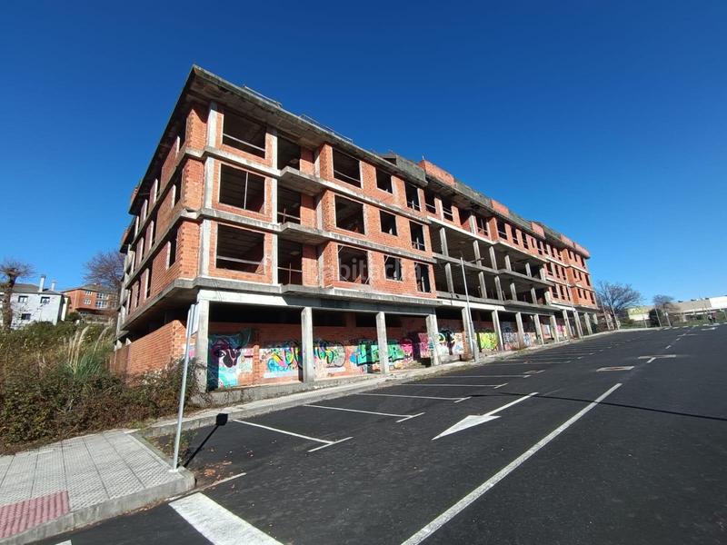 Foto dcf30e29-f42b-4373-8659-41b474ca472c. Edifici a calle álvaro cunqueiro a Lalín