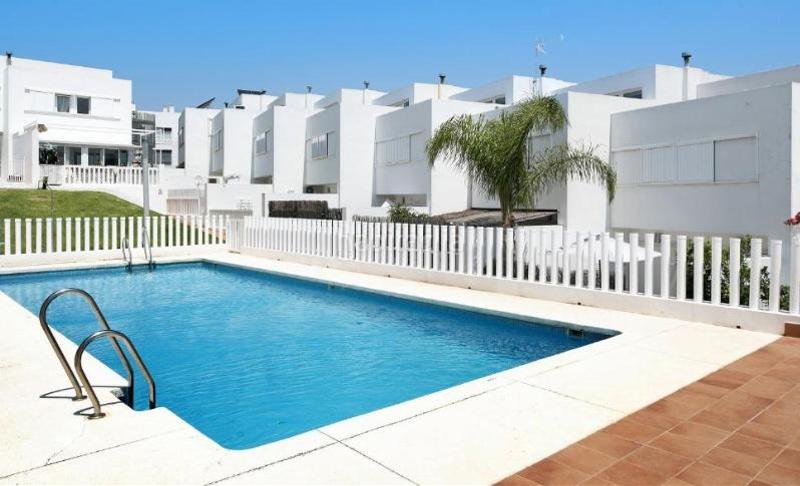 Foto 9ee8fd04-e255-4c0a-8717-c19c0d5af360. Casa adossada amb piscina a Conil Conil de la Frontera