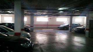 Parking voiture à La Calzada - La Florida. Garaje de moto en luis montoto  santa justa sevilla