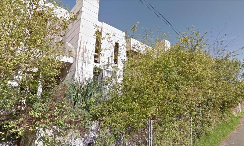 Foto ee5c8c3c-f015-4484-a525-af7fe1c346c3. Chalet obra parada en venta rua do pombal, en Darbo Cangas