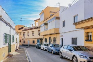 Casa adosada en Calle padre jorge 3. Adosado a reformar en algeciras