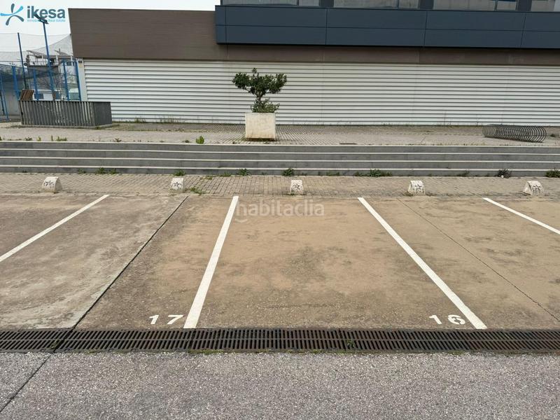 Foto 254a38df-e25a-4fd9-914d-e6b5b8dee530. Parking coche venta de garaje en torreblanca sur en Sevilla