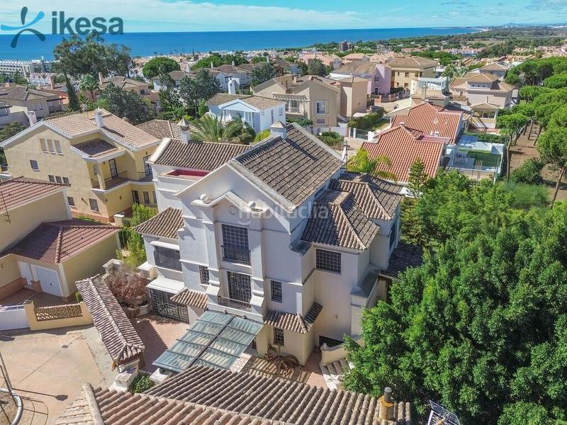 Foto 62656a72-faae-4c80-8a12-21ab21918269. Chalet disfruta del lujo y la comodidad en tu hogar ideal chalet en Islantilla