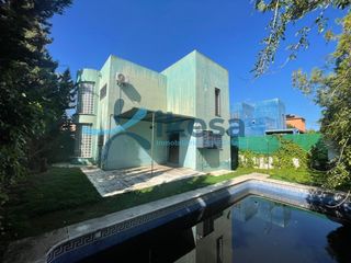Chalet à Loreto. Venta de chalet independiente con piscina en espartinas sevilla