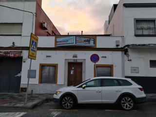 Casa en Bajadilla - Fuente Nueva. Venta de dos viviendas y un local comercial en la zona de la baj