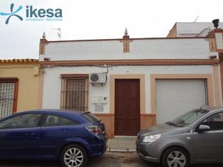 Maison jumelée à Palma del Condado (La). Venta chalet adosado en la palma del condado, huelva. activo inm