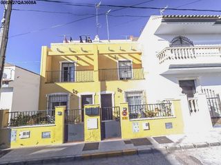 Casa adossada a Avenida de Rota
