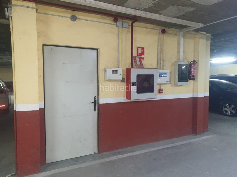 Foto adff28f4-404c-439a-a29b-32234a9e0f7f. Aparcament cotxe a Cazalla de la Sierra