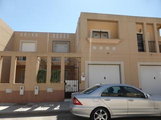 Maison jumelée à San Isidro - Campohermoso. Venta de casa adosada sin posesión en nijar almería