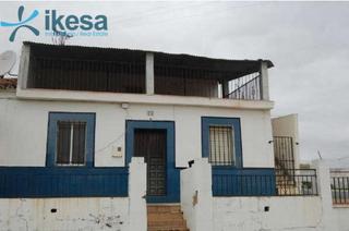 Maison jumelée à Calañas. Venta de chalet adosado en calañas huelva. activo sin posesion.