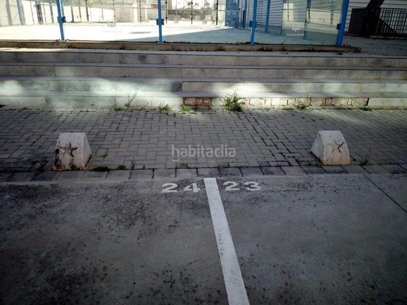 Foto 3ff06a68-f3f0-4e11-b3f1-92fe381d2d17. Parking voiture dans Palmete Sevilla