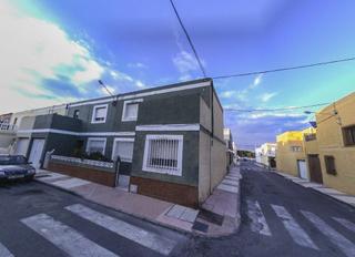 Casa adossada a Roquetas pueblo. Venta de casa en cdr en roquetas de mar almería