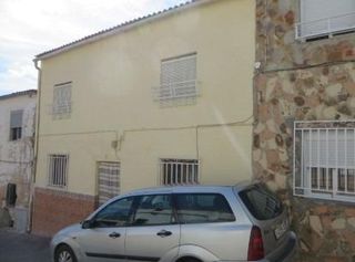 Casa adossada a Huelma. Venta de casa sin posesión en huelma jaén. no se puede visitar.