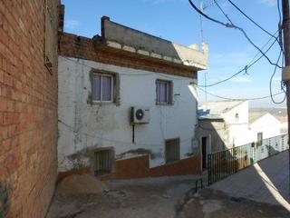 Casa aparellada a Mengíbar. Venta de casa sin posesión en mengibar jaén