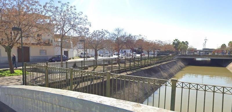 Foto 3457ed62-fe5e-4c8c-b4f6-d1cf8f0d7be0. Maison jumelée avec parking dans Torreblanca Sevilla