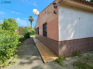 Xalet a Almodóvar del Río. Parcela con vivienda y piscina en urbanización injertal de las c