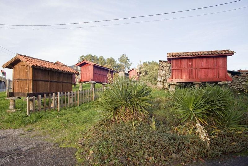 Foto 376b5844-177b-4e9a-ac2f-d83a86857859. Casa en lugar tellado 48 chalet independiente en venta, lg tellado, castrelo de miño, ourense. para reformar en Ramirás